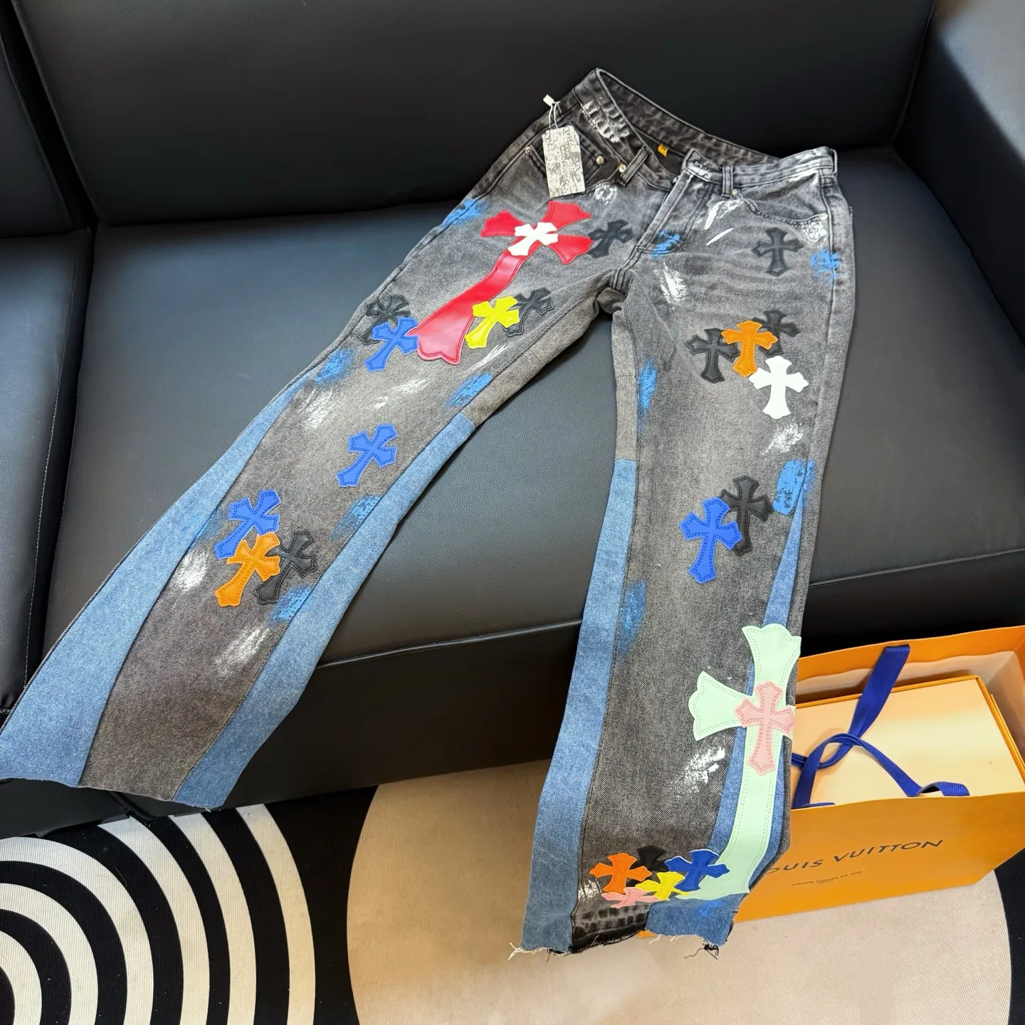 P300 model number: D332 GALLERY DEPT & Chrome hearts. Spliced colored leather cross loose washed flared jeans, truly restoring the ultimate vintage texture. The original hardware accessories, washed and other elevators, QR code analysis are all purchased from the original factory, high degree of restoration. You are welcome to compare the products~ Three-dimensional version, loose and comfortable, not picky about the figure, taller and slimmer, factory Seiko, original quality control, same style for men and women, can be matched with couples, versatile recommendation Jeans that are a must-have for all seasons. Trendy people have been disappointed. From the quality selection of fabrics, the tailoring of details, and the matching of patterns, they are all impeccable! The upper body is so handsome when worn...it can be easily worn by men, women and children! The craftsmanship is made of heavy-duty washed pure cotton denim fabric. After washing, it is soft and thick. It is very stylish when worn. Size: 28, 30, 32, 34, 36 (S-XXL) Color: Stitching Size reference # 28 trouser length 100 waist 72 30 trouser length 102 waist 76 32 trouser length 104 waist 80 34 trouser length 106 waist 84 36 pants length 108 waist circumference 88